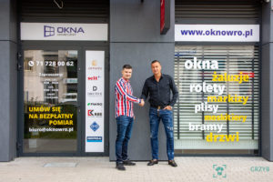 Fotografia reklamowa Wrocław - kgfotografia.pl - Okna Konieczny i Tomasz Hajto
